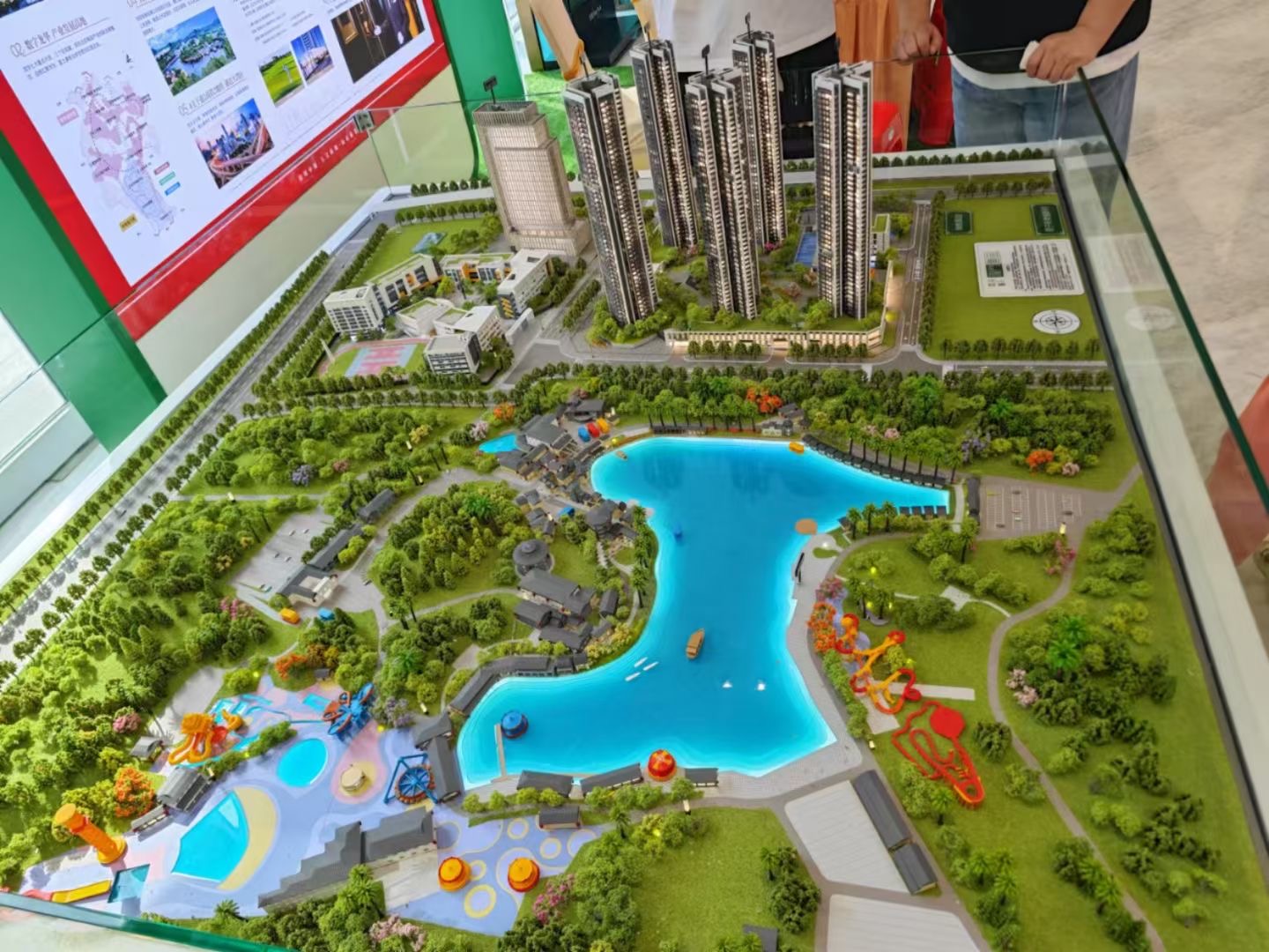 炸锅了，单价2字头买龙华区红本三房首付18万，供8800一月，【百基商品房】精装交房，开车到罗湖仅需15分钟(图2)