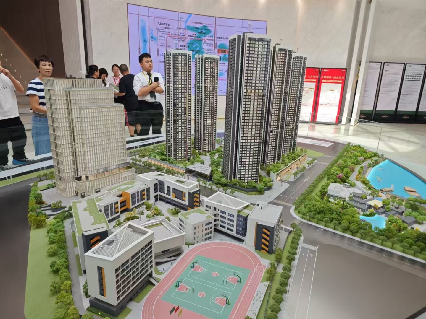 炸锅了，单价2字头买龙华区红本三房首付18万，供8800一月，【百基商品房】精装交房，开车到罗湖仅需15分钟(图3)